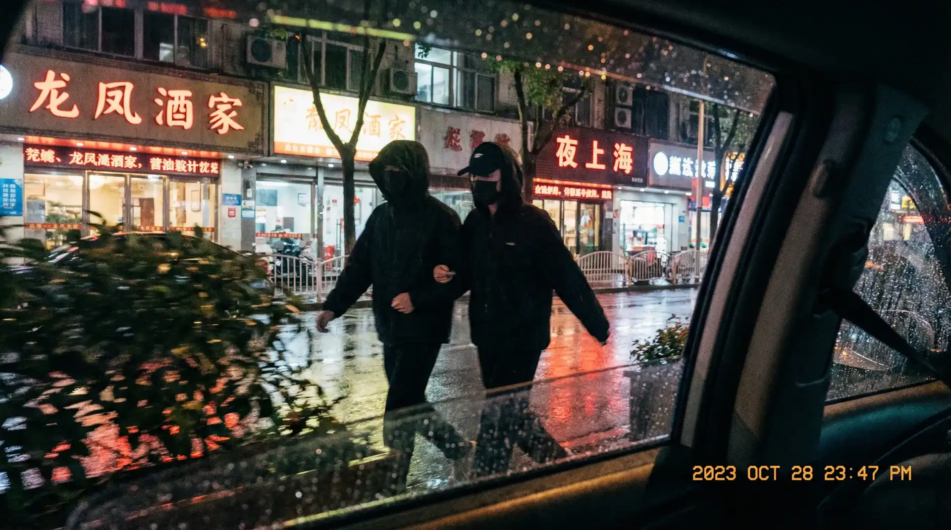 公交车售票员用下面验票 - 顶流明星深夜密会现场抓拍照片